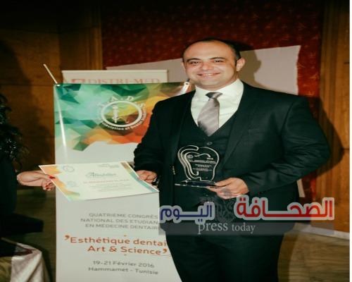 تكريم محمد العالم في مؤتمر أطباء أسنان تونس