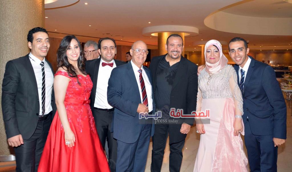 هشام عباس يتوسط اسرة العريس