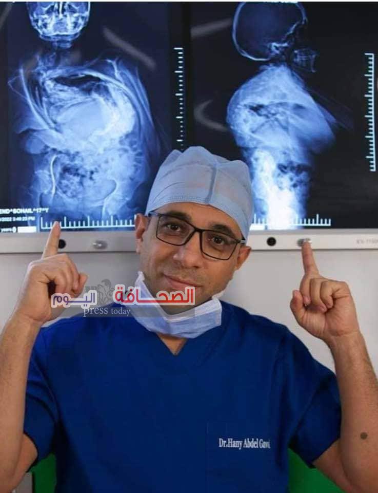 د. هانى عبد الجواد يجرى جراحة نادرة بالعمود الفقرى