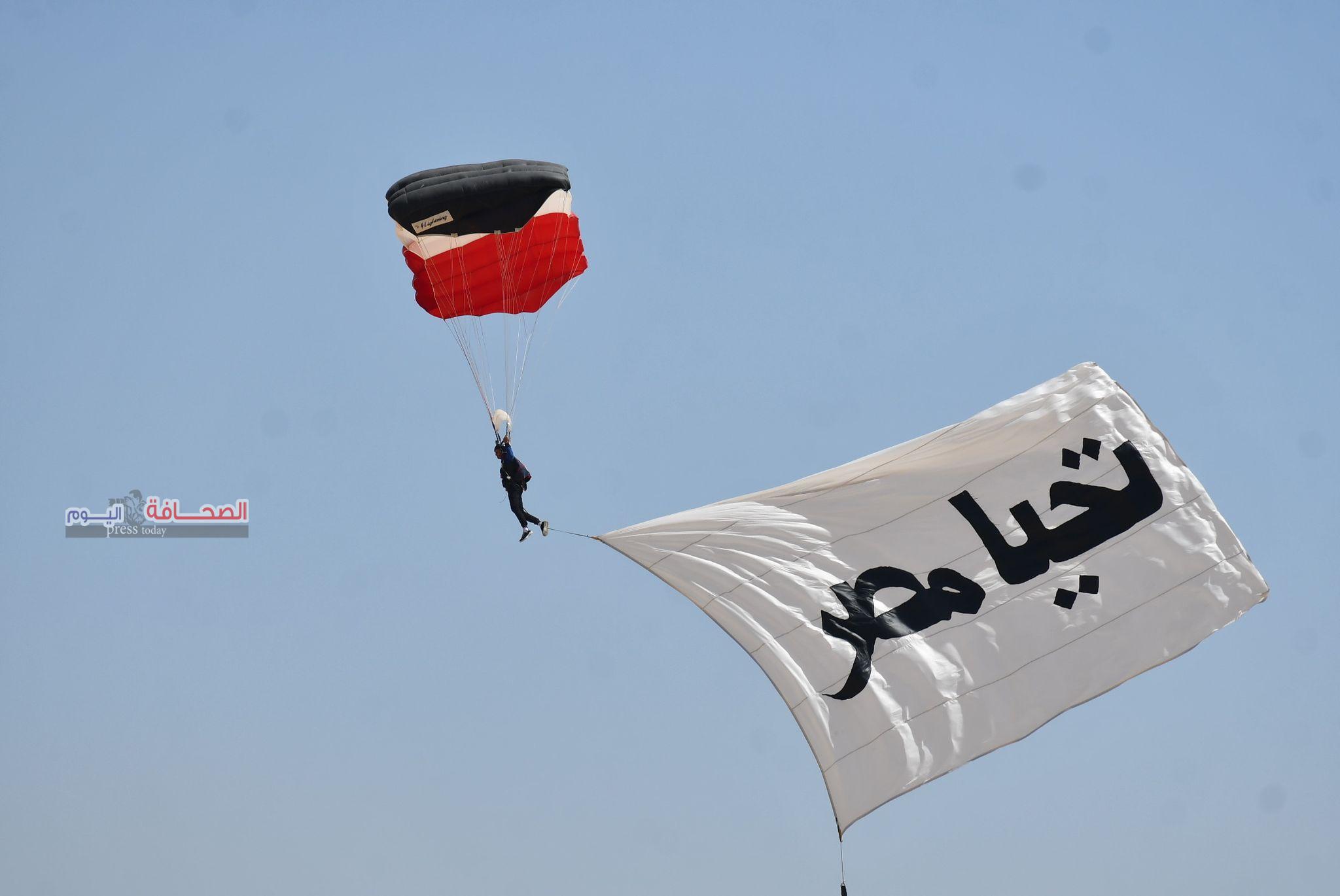 بالصور .. نسور القوات الجوية المصرية والكورية فى عرض جوى ببانوراما أهرامات الجيزة