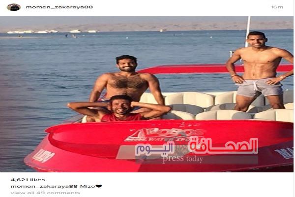 مؤمن زكريا لاعب منتخب مصر العسكرى يستمتع بالبحر فى سلطنة عمان