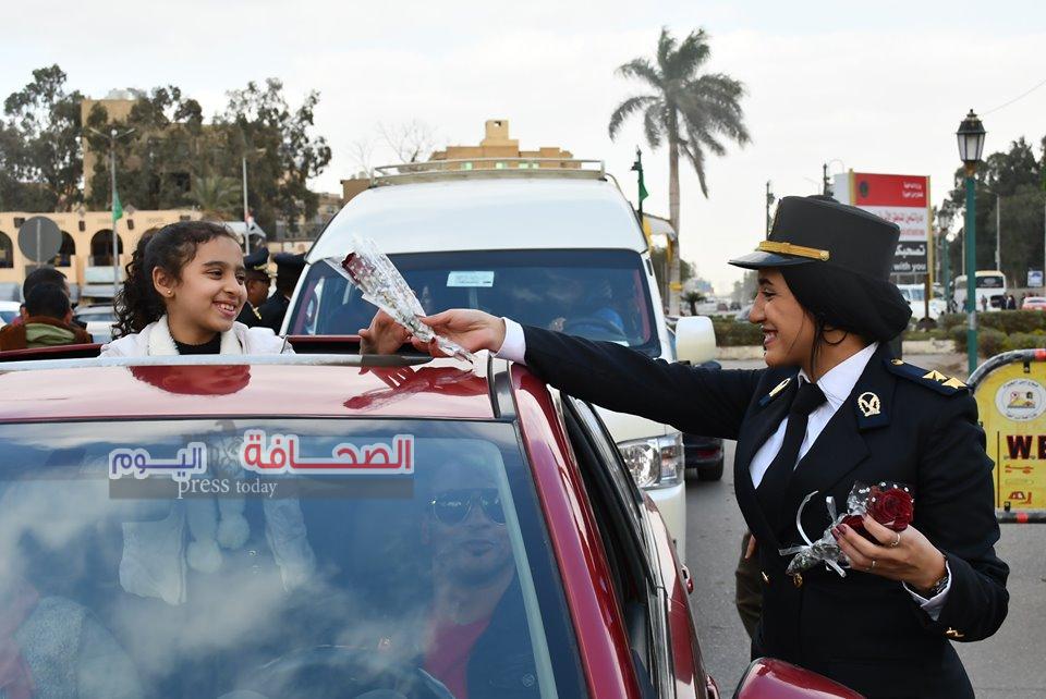 “بالورود “شرطة سياحة الجيزة تستقبل الزائرين تحت سفح الأهرامات