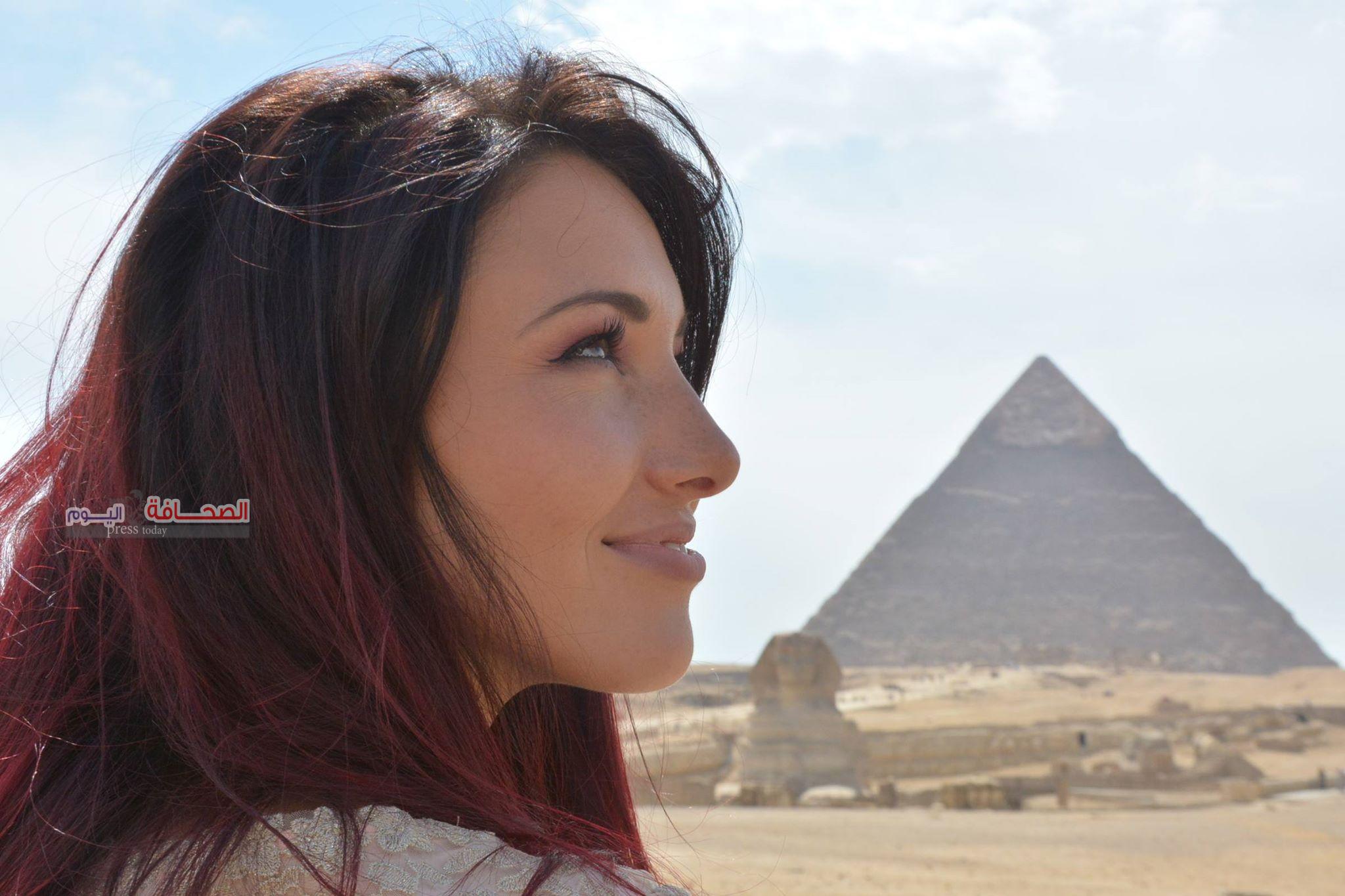بالصور . ملكات الجمال تسجل ذكرياتهم بمنطقة الأهرامات على مواقع التواصل