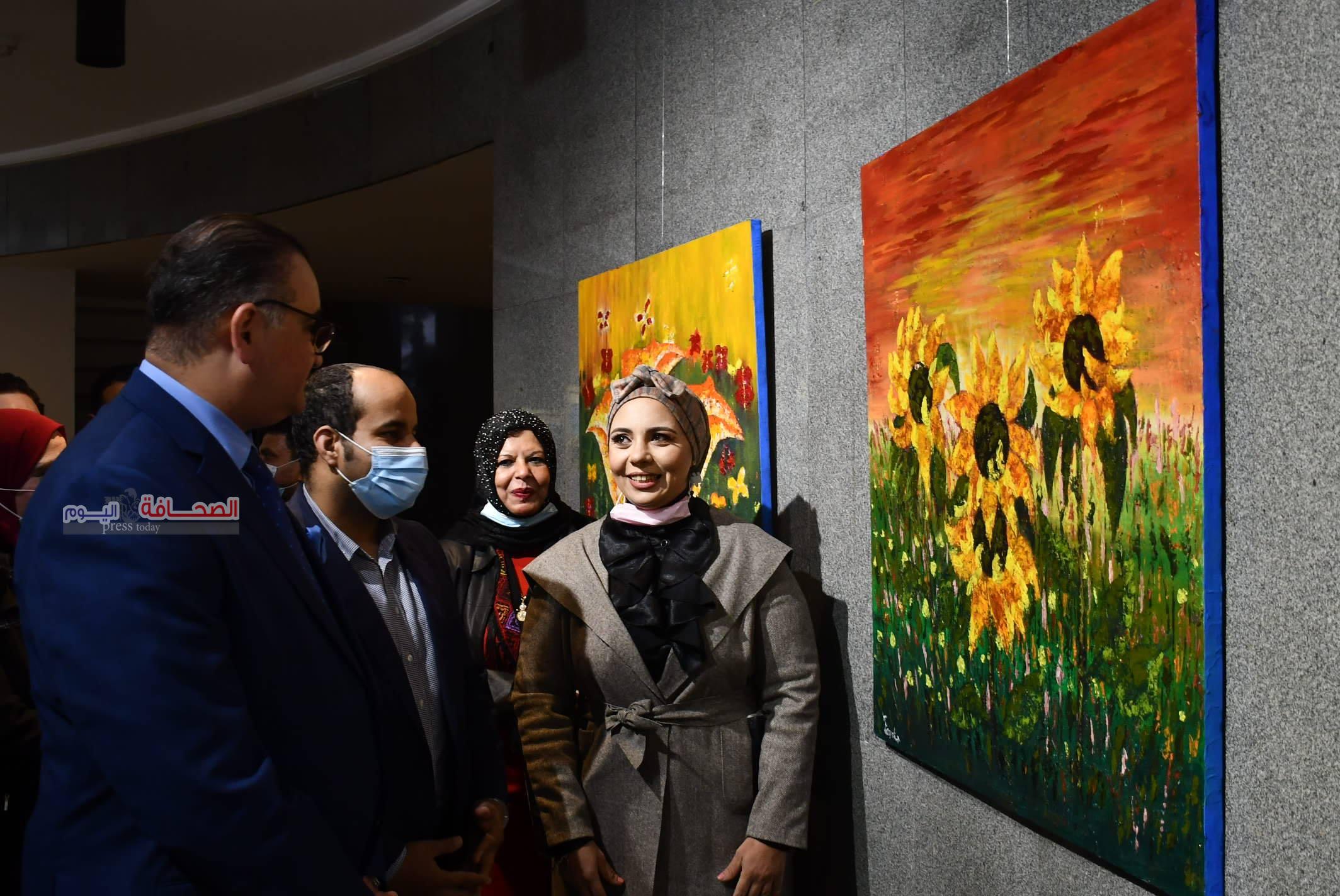 بالصور  : د. حيدر الجبورى  يفتتح معرض لحن الالوان للفنانة حسناء رمضان