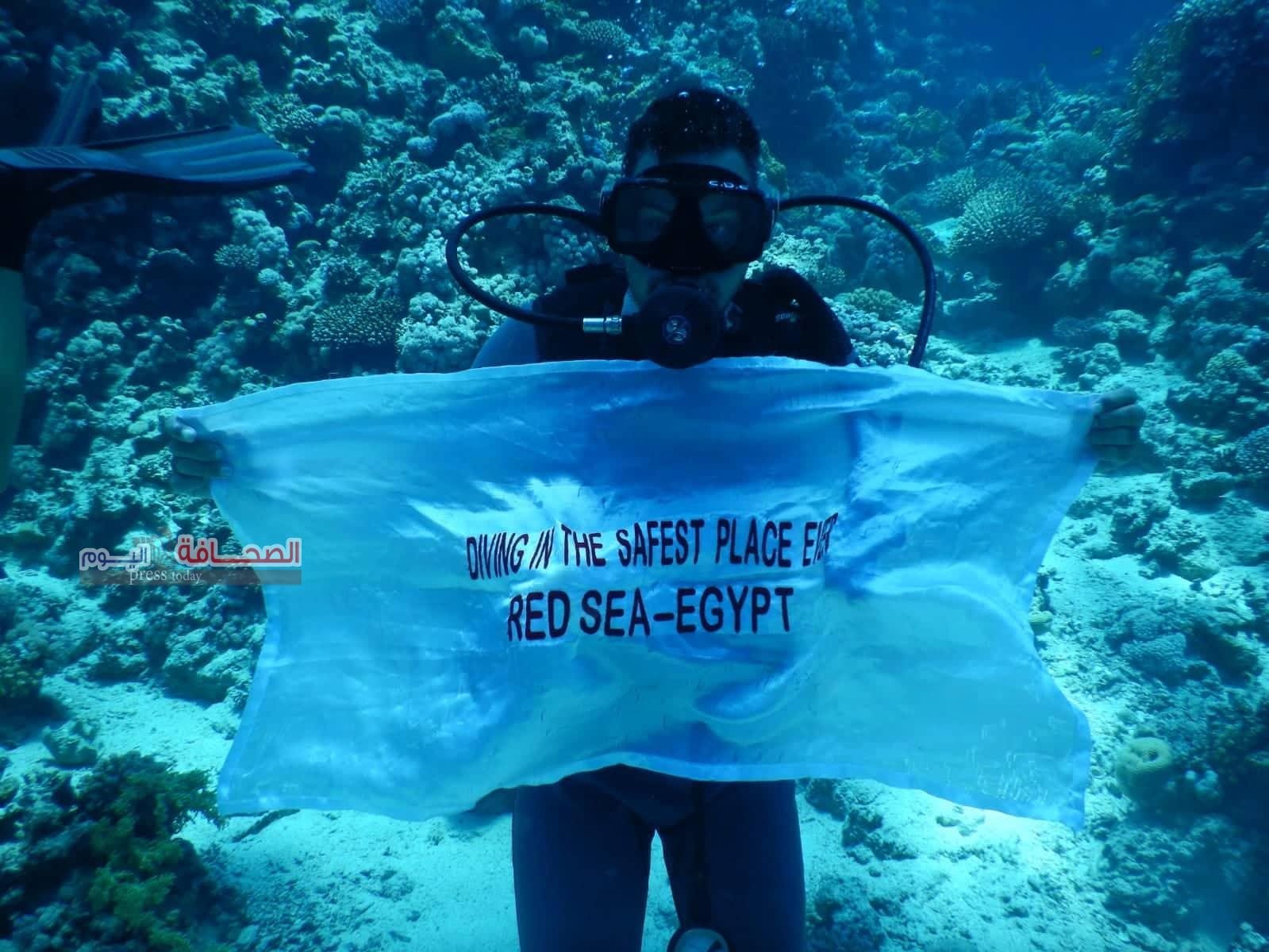 بالصور … محمد كرم أول سباح مصرى من ذوى الهمم يحصل على الرخصة الدولية للغوص فى أعماق البحار
