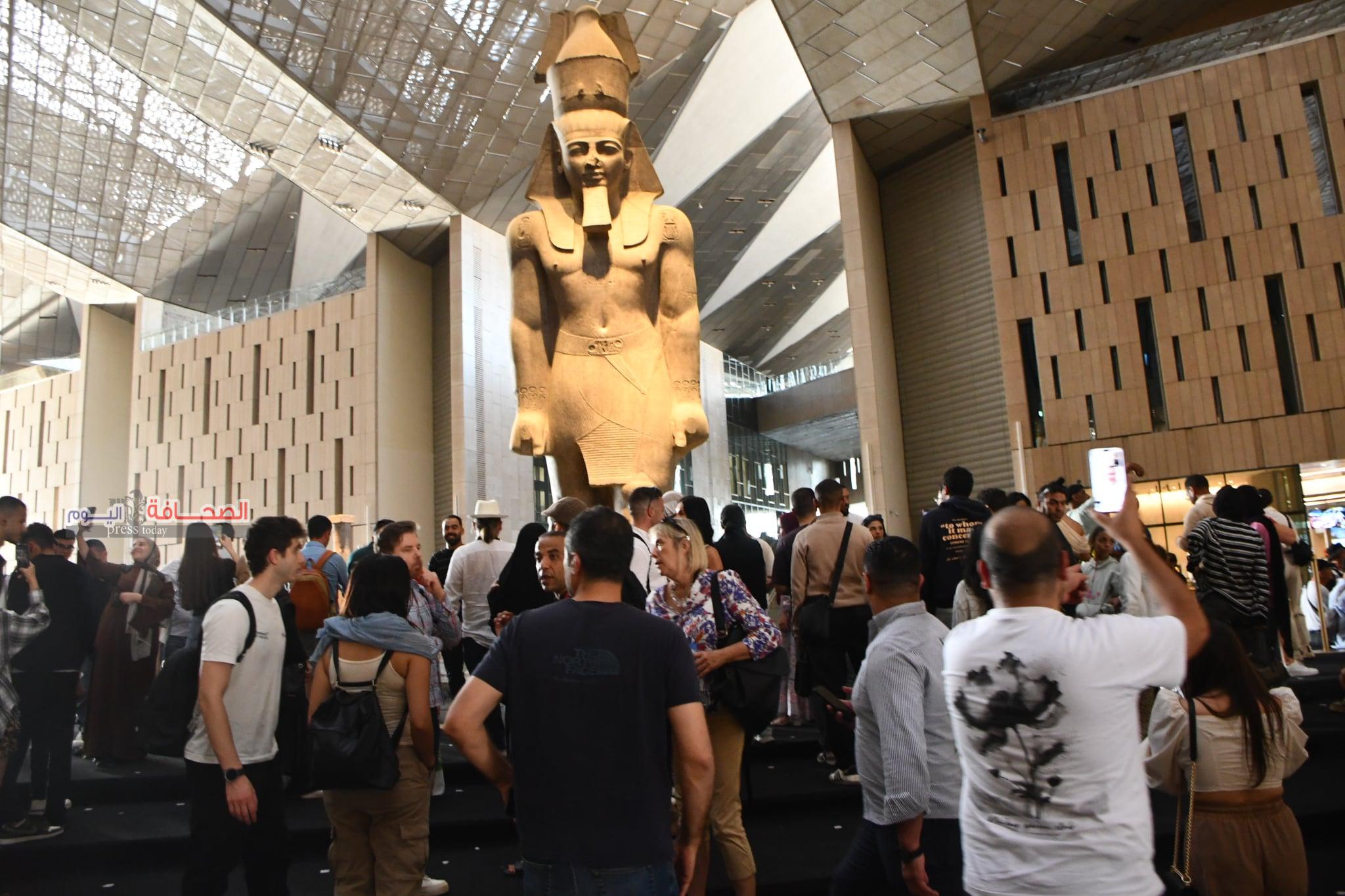بالصور .. المتحف المصرى الكبير يستقبل 20 ألف زائر فى اليوم الاول